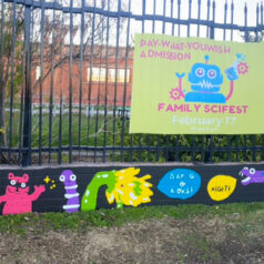 Coloridos murales a la entrada del Museo de Ciencias para niños en Tucson.