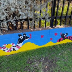 Coloridos murales a la entrada del Museo de Ciencias para niños en Tucson.