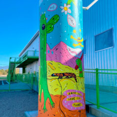 Colorido mural sobre un tanque de agua en un instituto de Tucson.